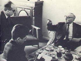 Jean Ray discutant avec Henri Vernes (� gauche) et Alain Resnais (au centre) de l'adaptation de Harry Dickson (1960)